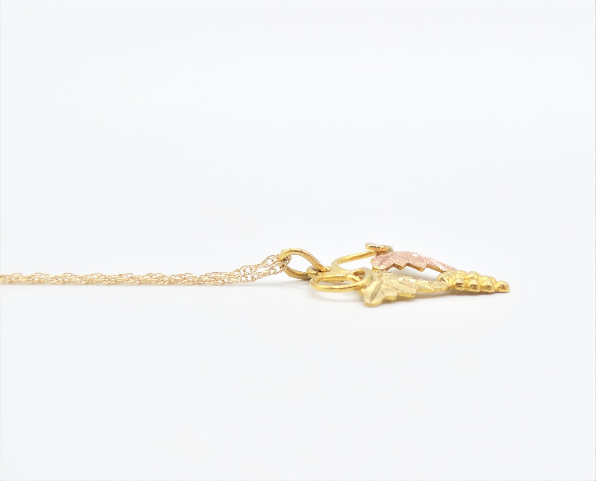 1.3g, Vintage 14K Gold Black Hills Gold Duo Tone Necklace, Boho Minimalist Pendant Necklace, Everyday Jewelry