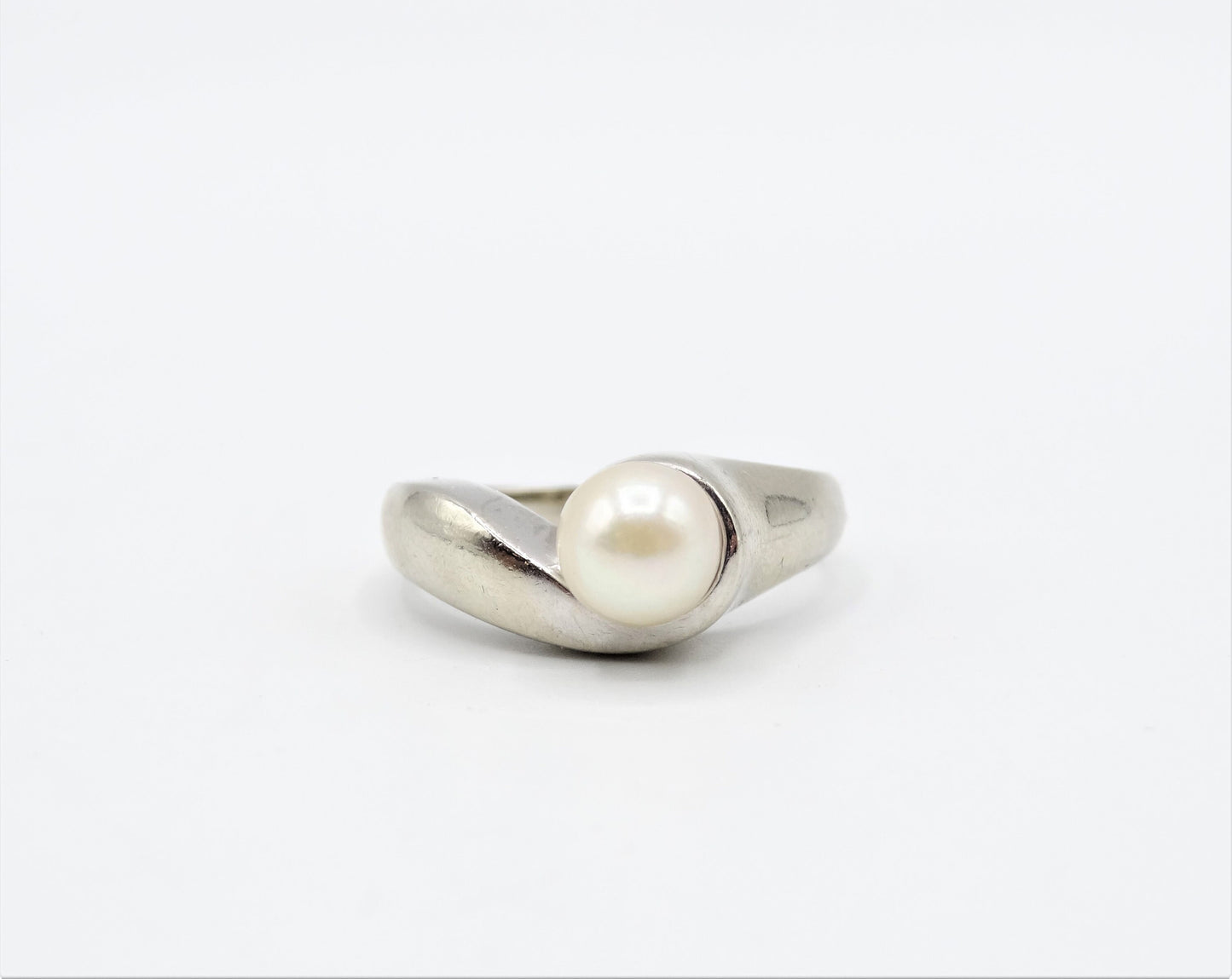 Estate Pearl 14K White Gold Modern Twist Ring 6.65mm Pearl, Ring Size 6 1/2, Fine Jewelry, Everyday Minimalist Jewelry