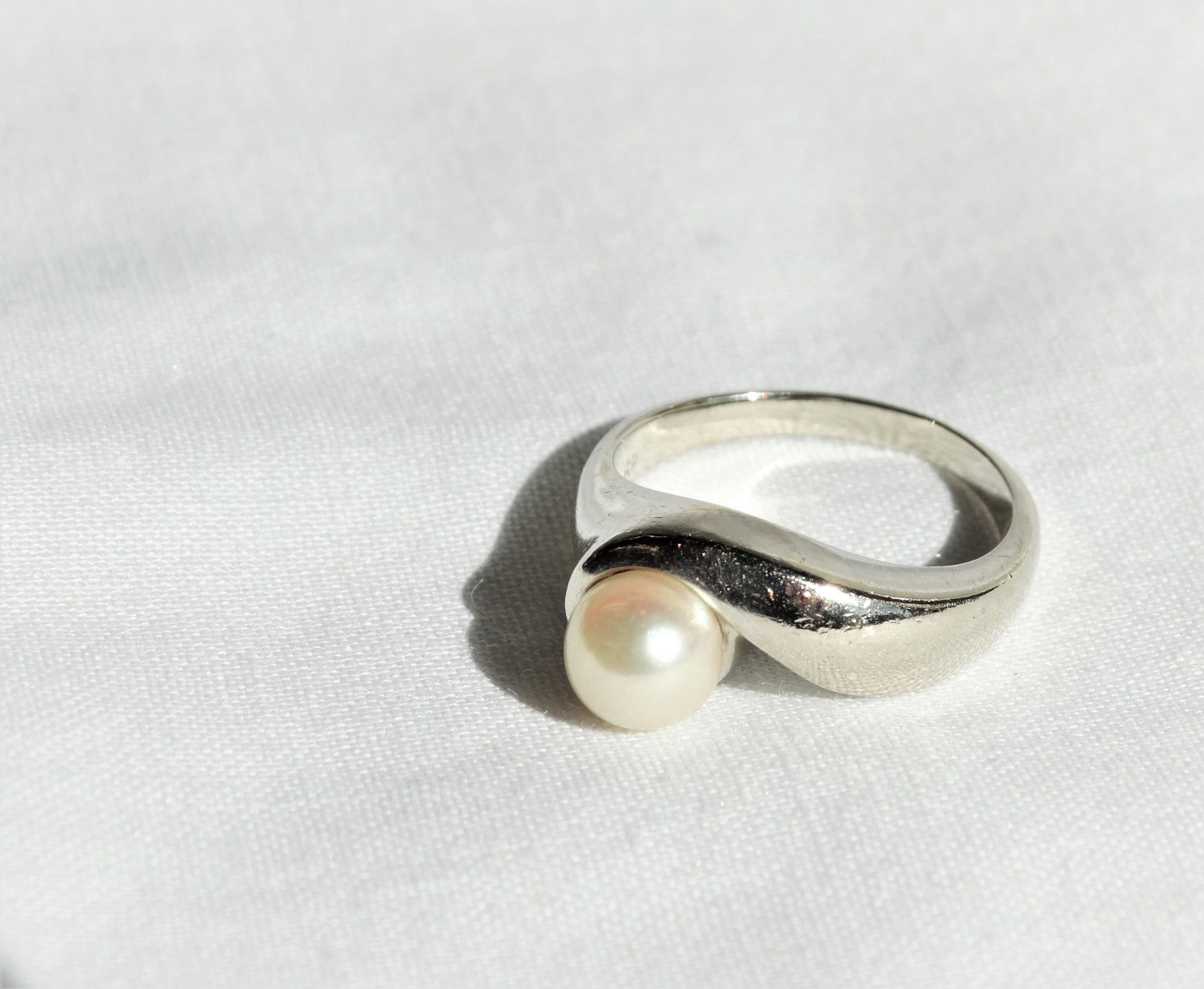 Estate Pearl 14K White Gold Modern Twist Ring 6.65mm Pearl, Ring Size 6 1/2, Fine Jewelry, Everyday Minimalist Jewelry