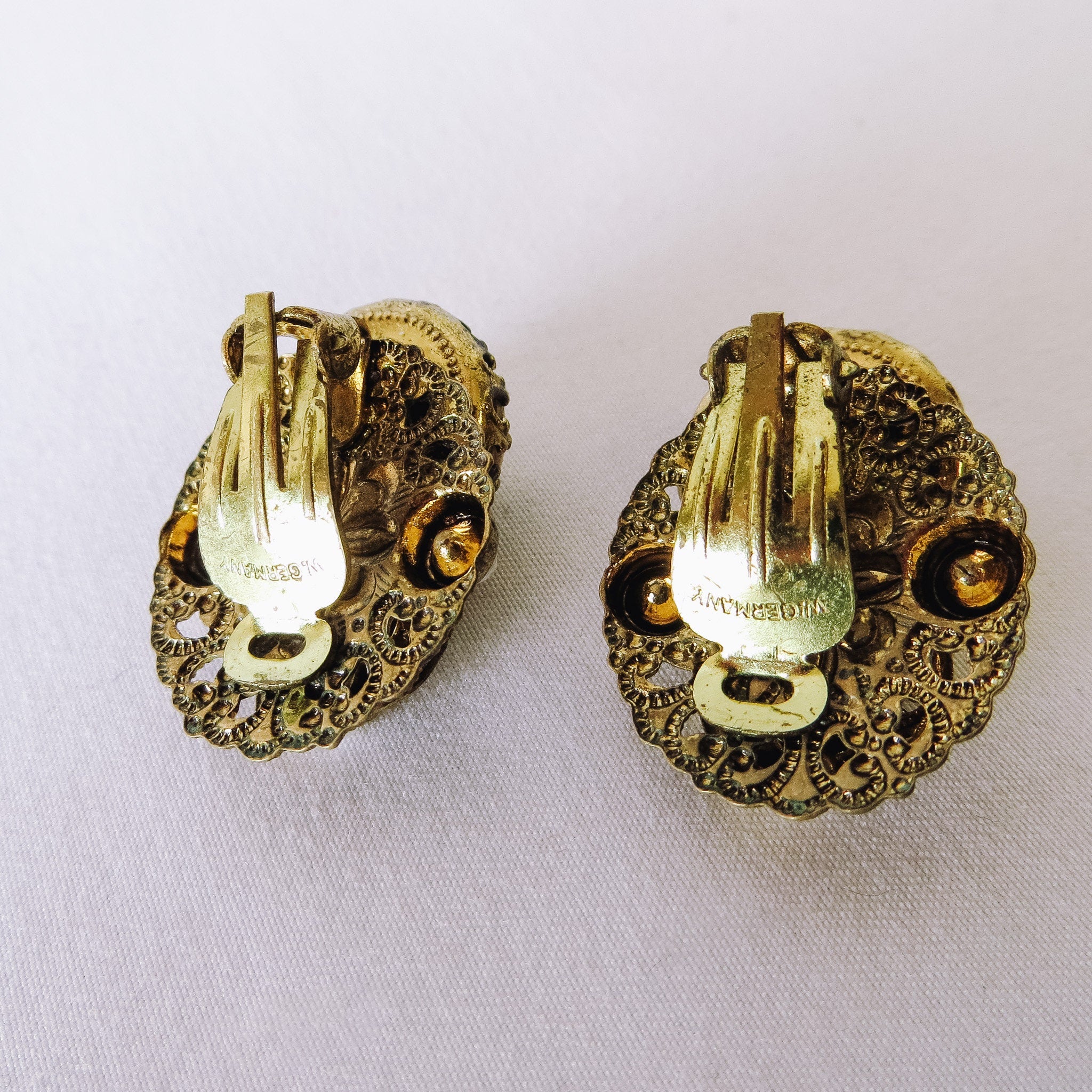 Vintage Whiting And Davis Gold Tone Costume Jewelry Domed Clip-on Earr –  Fire And Stone Jewelry